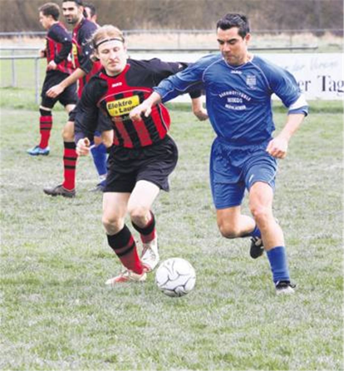 Bequemer Nachmittag für die Sportfreunde Mühlacker (schwarz-rot) gegen dezimierte Hellenen. Nur neun Hellas-Spieler stehen beim Anpfiff auf dem Platz. Foto: Eigner