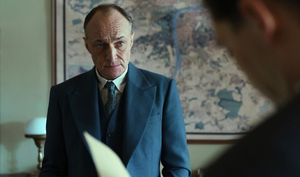 Beran (Karel Dobrý) beauftragt seinen Assistenten  Jan Morava (Jonas Nay, r.) mit einer schwierigen Aufgabe.