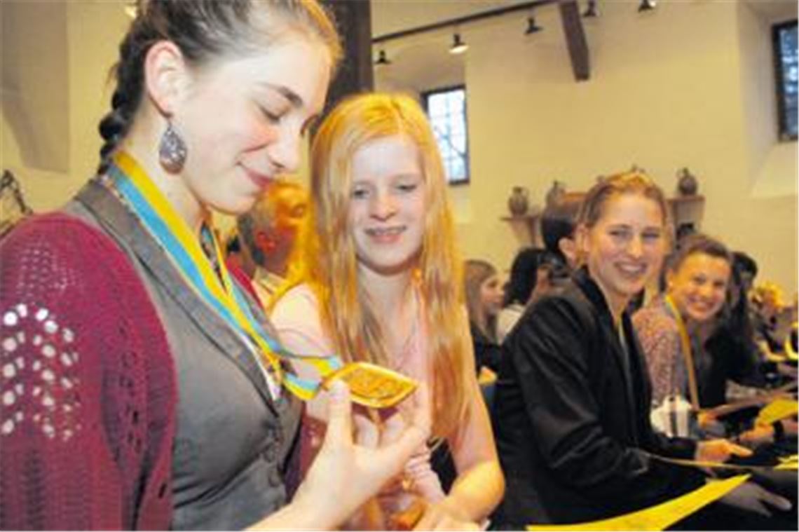 Berechtigter Stolz: Die jungen Voltigiererinnen begutachten ihre Urkunden und Medaillen.