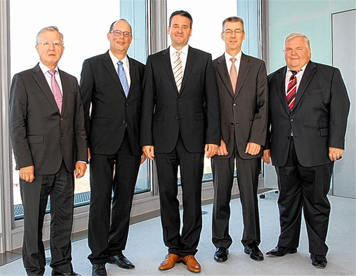 Bereichsdirektor Klaus Burghardt (2. v. re. wird als Nachfolger von Direktor Marc Sesemann (Mitte) Chef des Bereichs Firmenkunden Pforzheim. Mit im Bild (v. li.) Vorstandsmitglied Hans-Heiner Bouley, Vorstandsvorsitzender Stephan Scholl und der stellvertretende Vorstandsvorsitzende Hans Neuweiler.
