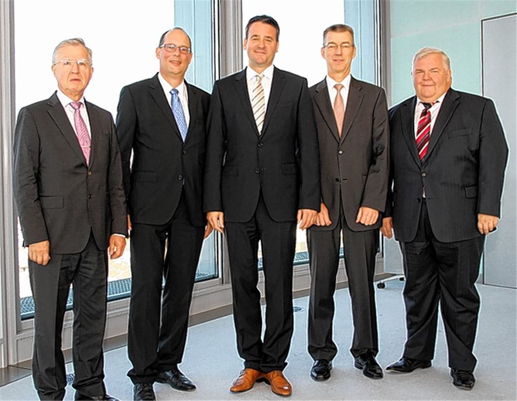Bereichsdirektor Klaus Burghardt (2. v. re. wird als Nachfolger von Direktor Marc Sesemann (Mitte) Chef des Bereichs Firmenkunden Pforzheim. Mit im Bild (v. li.) Vorstandsmitglied Hans-Heiner Bouley, Vorstandsvorsitzender Stephan Scholl und der stellvertretende Vorstandsvorsitzende Hans Neuweiler.