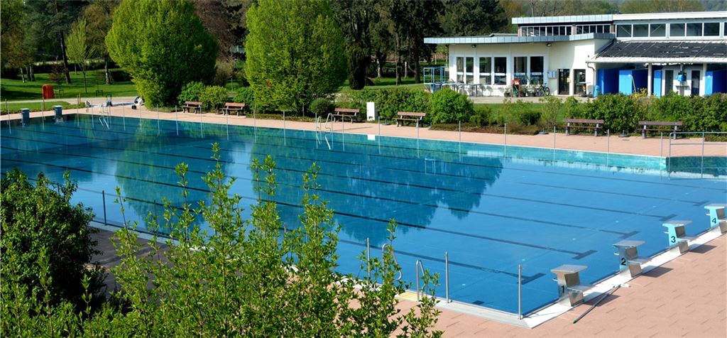 Bereit für den Startschuss: Im Mühlacker Freibad beginnt am kommenden Sonntag die Saison.Fotos: Stahlfeld