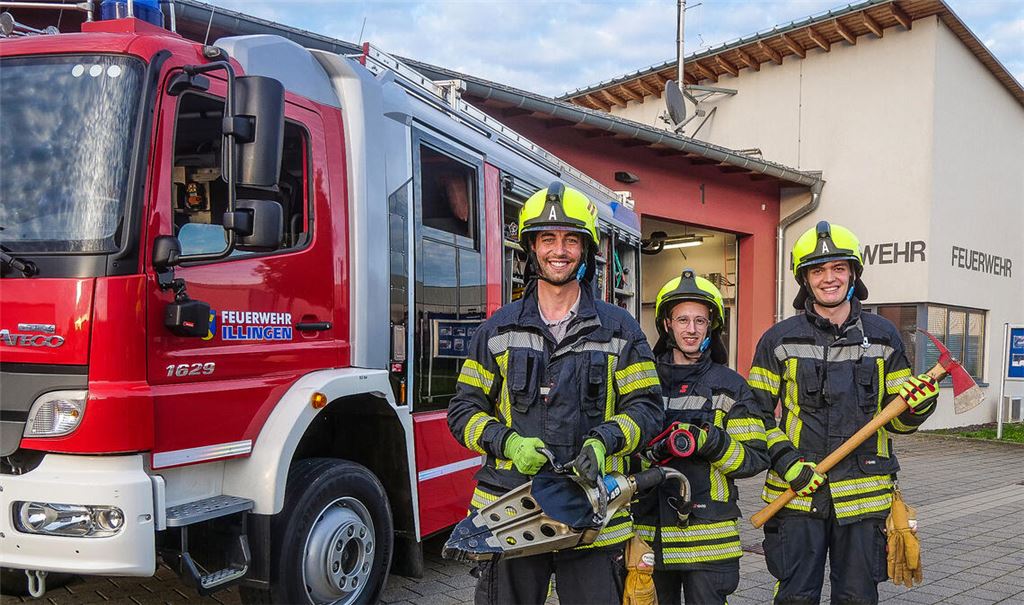 Bereit für die Challenge: Kevin Adam, Fabien Zach und Luca Baral (v. li.) von der Feuerwehr Illingen laden alle Bürgerinnen und Bürger im Alter zwischen 17 und 40 Jahren ein, die Arbeit bei der Feuerwehr bei einem Selbstversuch kennenzulernen. Foto: Friedrich