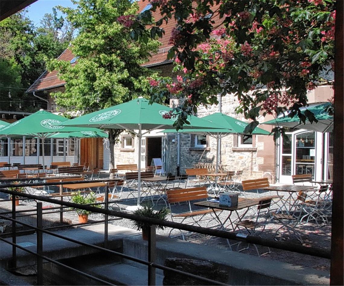 Bereit für die Eröffnung: Michael Brenner, Geschäftsführer der Dreisamwerke, Servicemitarbeiter Gabriel Bupte und Serviceleiter Tarik Öztürk (v. li.) freuen sich auf die ersten Gäste. Arning