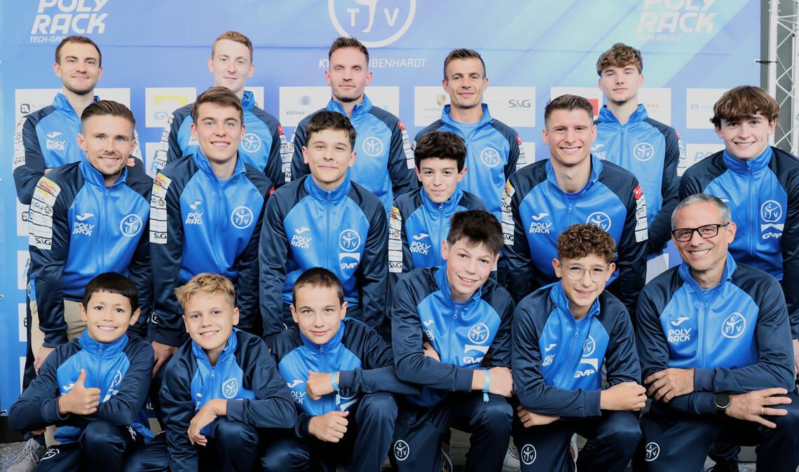 Bereit für die nächsten Titel: Yannick Kessler, Nils Dunkel, Andreas Bretschneider, Illie Daniel Popescu, Pascal Brendel (oben, v.li.), Brian Gladow, Timm Sauter, Luc Walterspacher, Alessandro Arlia, Lukas Dauser, Till Rapp (Mitte, v.li.), Raphael Wolfinger, Ben Arendt, Bence Szabo, Fabian Giebelhäuser, Lenny Neff und Dirk Walterspacher.