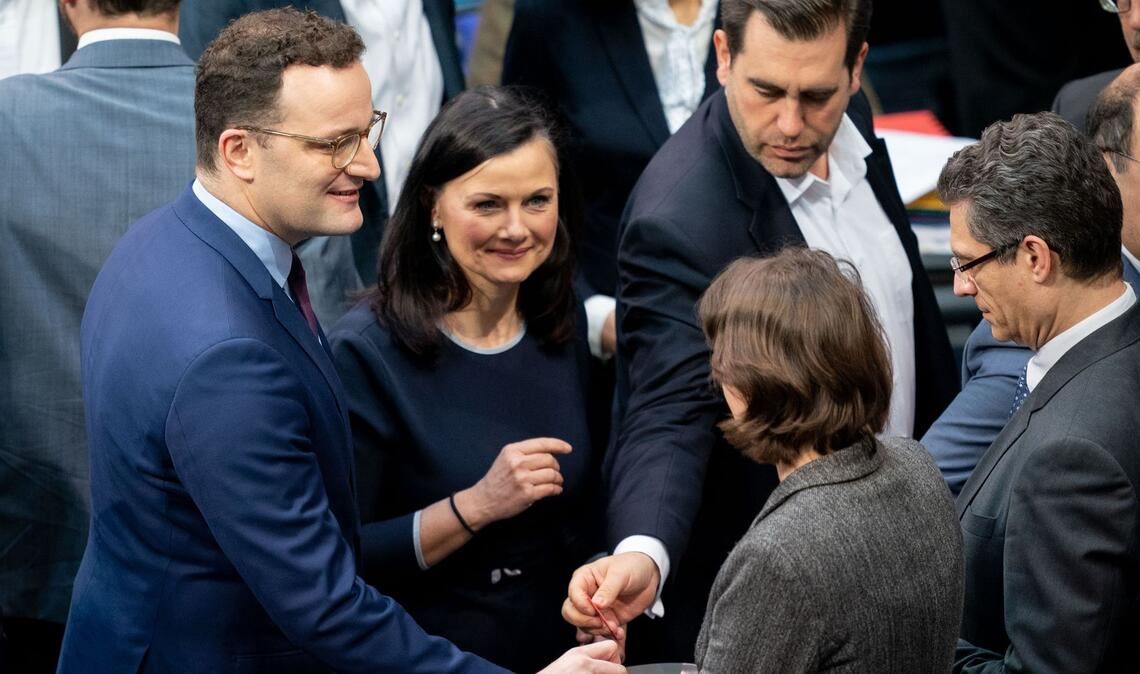 Bereits 2020 stimmte der Bundestag über neue Organspenderegeln ab - hier Jens Spahn (CDU), damals Gesundheitsminister, neben Gitta Connemann (CDU) bei der Abstimmung. (Archivfoto)