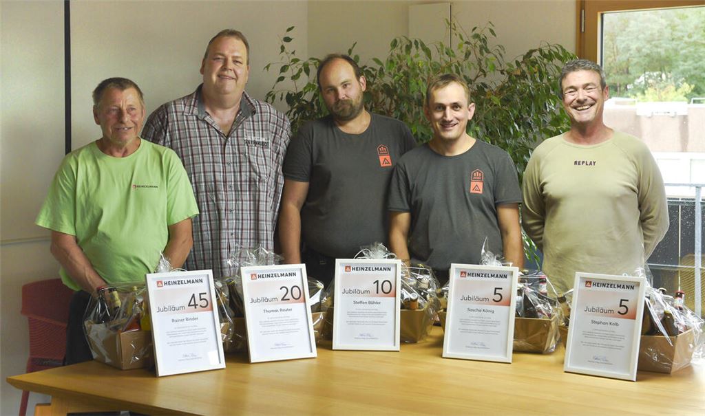 Bereits 45 Jahre gehört Rainer Binder zum Heinzelmann-Team (v.li.), während Thomas Reuter für 20 Jahre, Steffen Bühler für zehn Jahre und Sascha König und Stephan Kolb für jeweils fünf Jahre im Betrieb ausgezeichnet wurden. Foto: privat