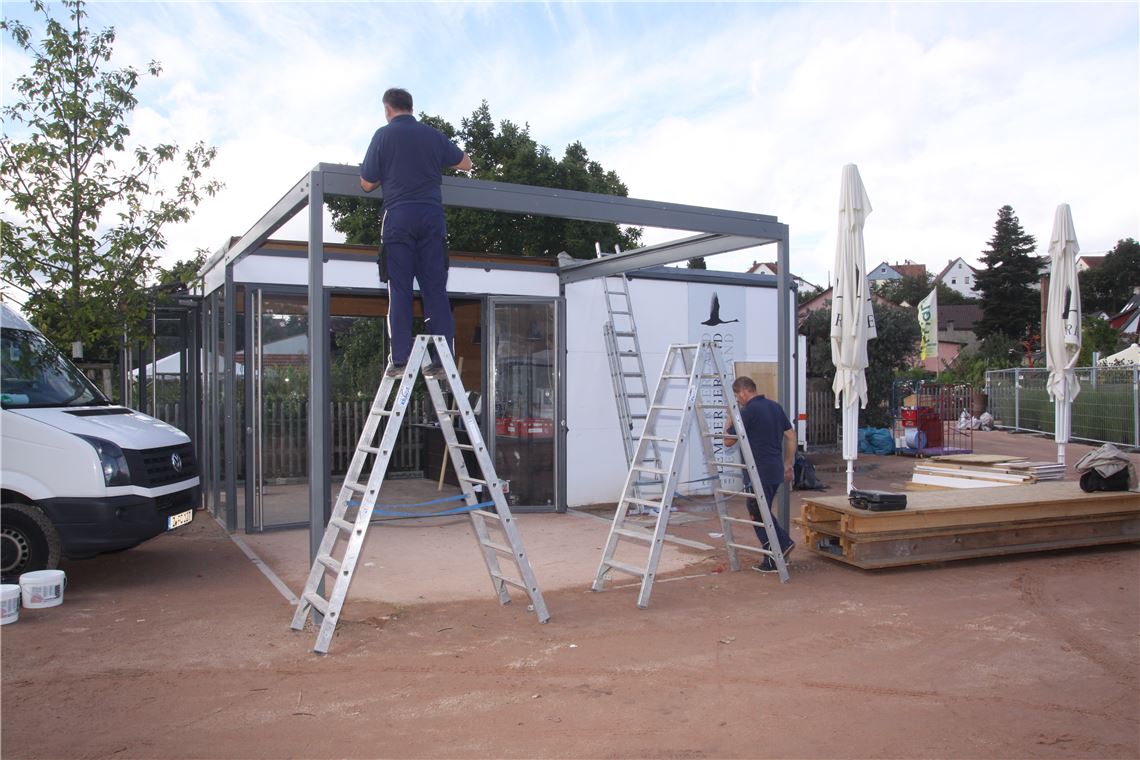 Bereits am ersten Tag nach der Gartenschau wird mit dem Abbau des Pavillons des Lembergerlands auf der Dürrmenzer Seite des Veranstaltungsareals begonnen. Foto: Sadler
