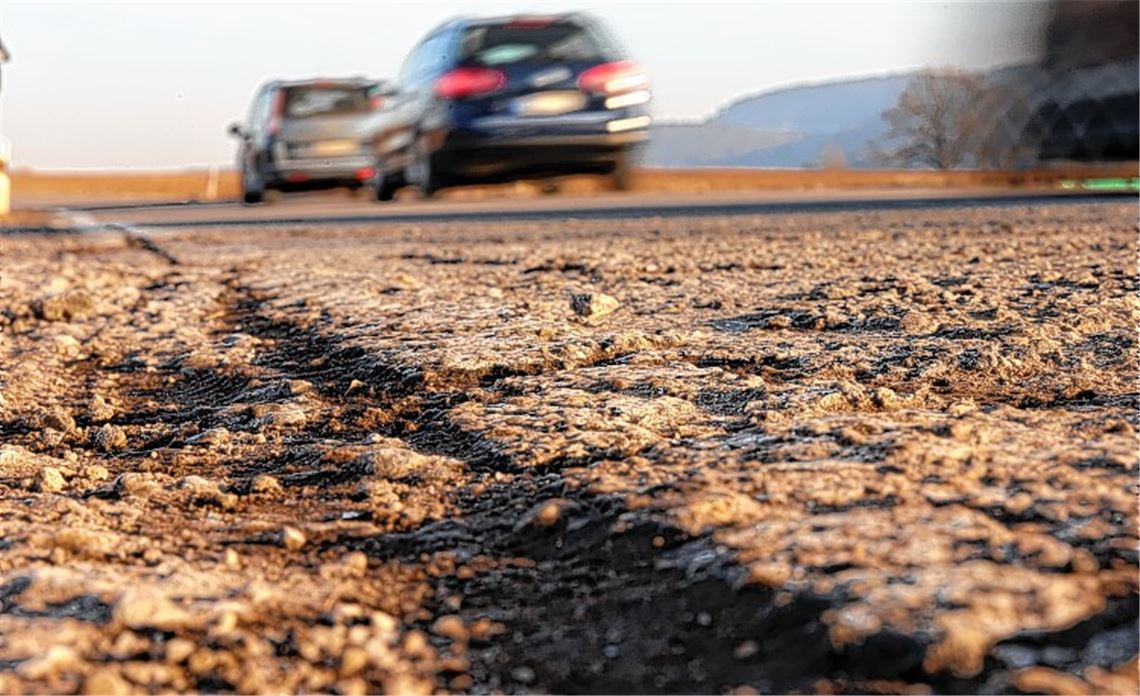 Straßen reißen bei Tauwetter auf