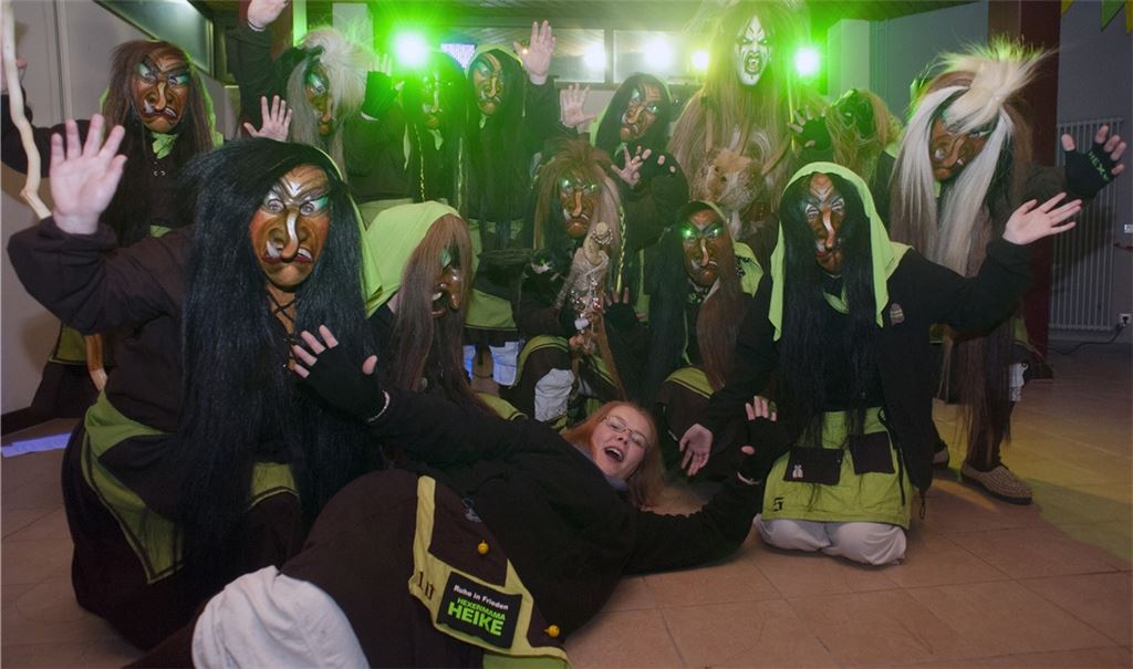 Bereits eine kleine Tradition in Ötisheim: die Taufe der neuen „Strohhexen“ der ersten Aizemer Narrenzunft, hier eine Szene vom Januar 2019 im Foyer der Erlentalhalle.Archivfoto: Fotomoment