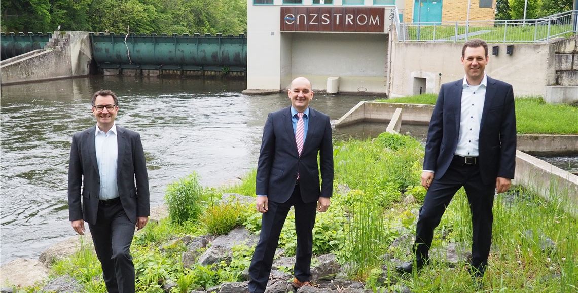 Stadtwerke werben für grünen Strom Bereits heute kann rechnerisch etwa ein Drittel des Strombedarfs der Stadtwerke-Kunden durch die beiden Flusskraftwerke in Mühlacker (Bild) und Lomersheim, durch regionale Photovoltaikanlagen und Blockheizkraftwerke umweltschonend erzeugt werden. Über diese Zwischenbilanz in Sachen Klimaschutz freuen sich Geschäftsführer Roland Jans (Mitte) und die Abteilungsleiter Axel Detmer (li.) und Frederik Trockel. Müller