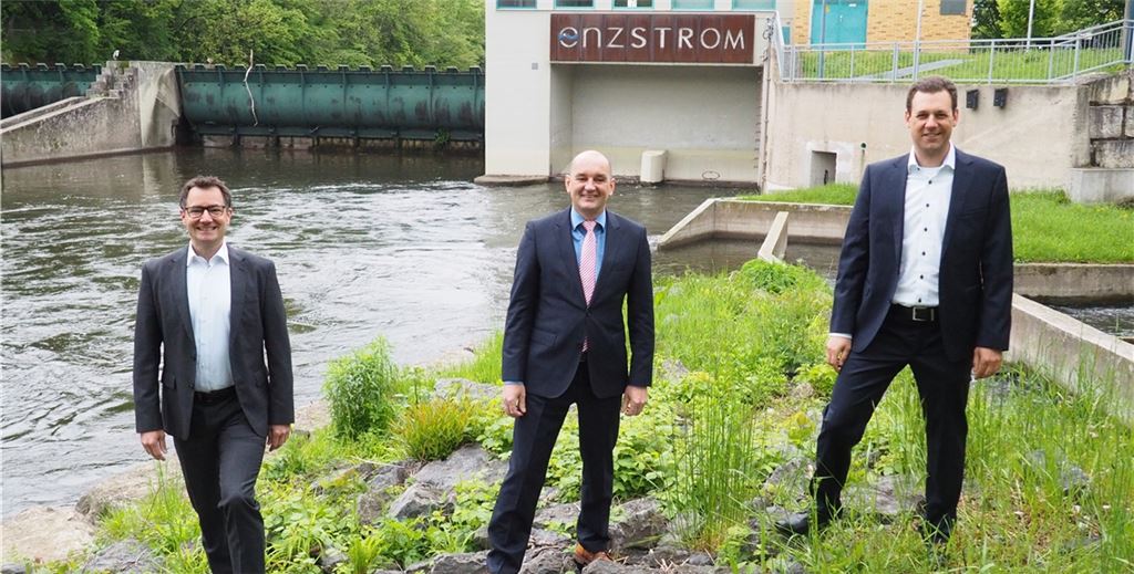 Bereits heute kann rechnerisch etwa ein Drittel des Strombedarfs der Stadtwerke-Kunden durch die beiden Flusskraftwerke in Mühlacker (Bild) und Lomersheim, durch regionale Photovoltaikanlagen und Blockheizkraftwerke umweltschonend erzeugt werden. Über diese Zwischenbilanz in Sachen Klimaschutz freuen sich Geschäftsführer Roland Jans (Mitte) und die Abteilungsleiter Axel Detmer (li.) und Frederik Trockel. Müller