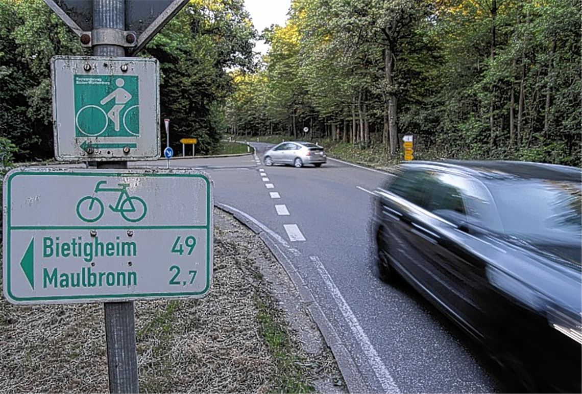 Bereits heute werden Radfahrer, die aus der Stadt Maulbronn über das Gewerbegebiet Talweg zum Bahnhof Maulbronn West fahren, kurz vor dem Zughaltepunkt mittels der offiziellen Beschilderung über einen Teil der Bundesstraße 35 gelotst. Das sei schon jetzt sehr gefährlich, finden einige Maulbronner Stadträte, die einen Ausbau eines Teilabschnitts des offiziellen Radwegs mit einem Asphaltbelag, wie ihn die Liste Mensch und Umwelt fordert, ablehnt. In der nächsten Ratssitzung soll endgültigüber den umstrittenen Antrag abgestimmt werden.