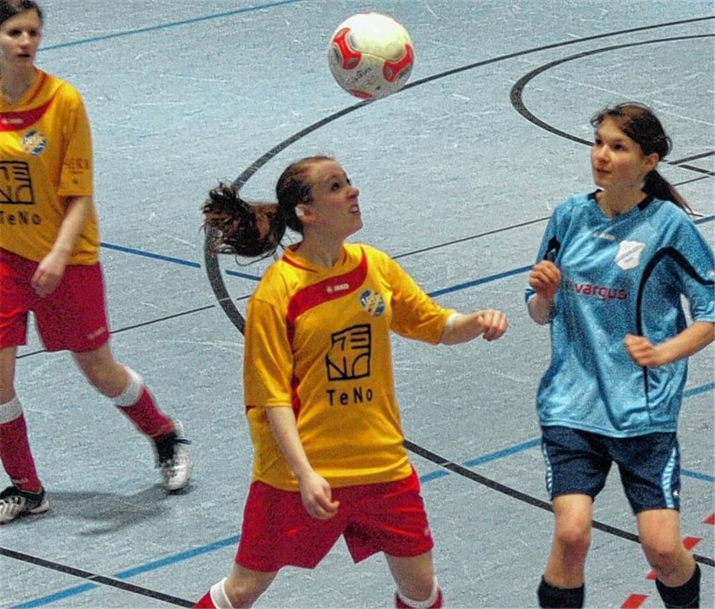Bereits im Gruppenspiel gegen den 1. CfR Pforzheim lässt der FV Knittlingen (in Blau) nichts anbrennen und gewinnt mit 4:0. Foto: Appich