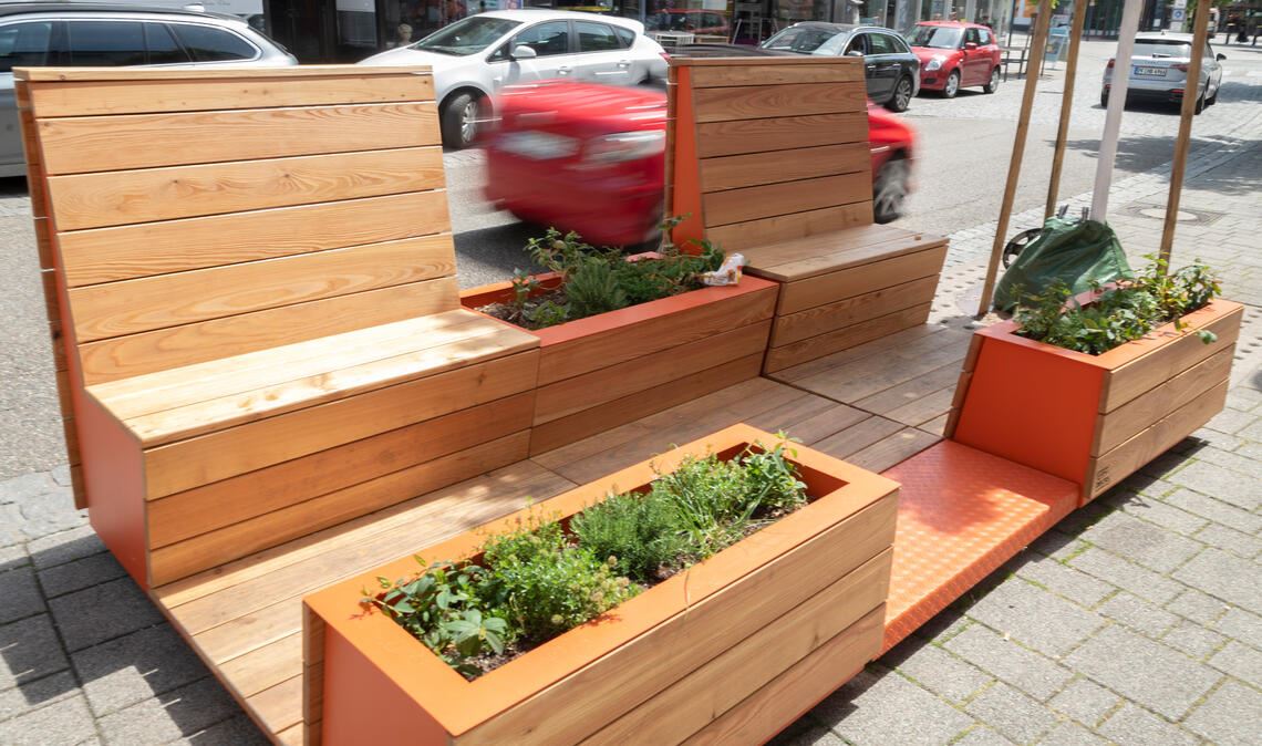 Bereits im Sommer 2023 hat das Citymanagement mit Sitzbänken auf der Bahnhofstraße experimentiert, um die Aufenthaltsqualität zu steigern. Die SPD-Fraktion im Gemeinderat geht mit ihrem Vorschlag gleich mehrere Schritte weiter. Archivfotos: Fotomoment