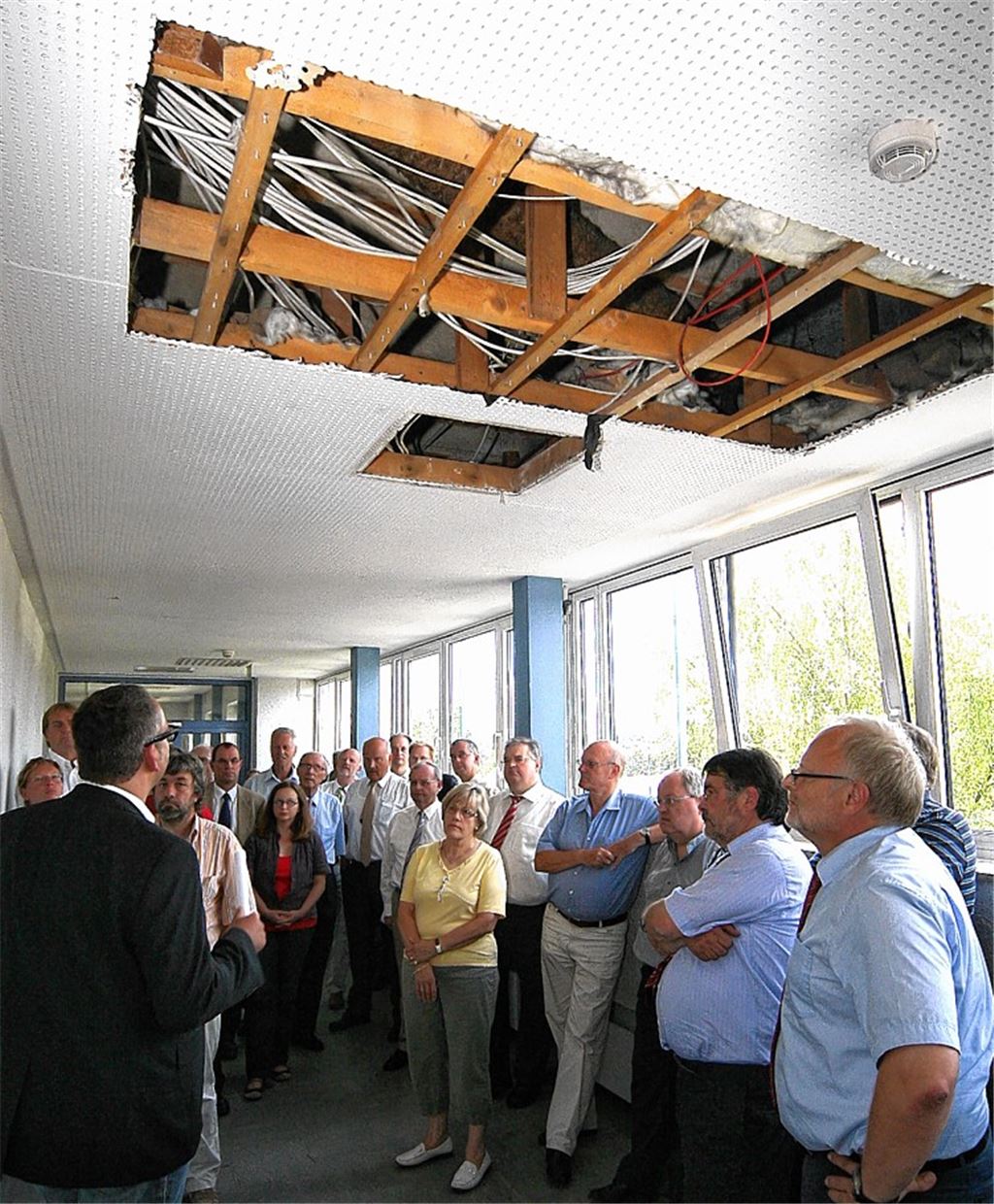 Bereits im vergangenen Jahr haben sich die Kreisräte ein Bild von den sicherheitstechnischen Mängeln im Theoriegebäude der Steinbeis-Berufsschule gemacht.