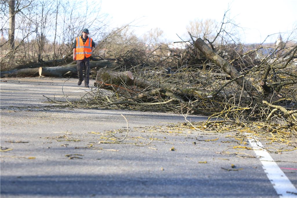 911_0008_72339_lh_Solofoto_Strassensperrung_B35_1_