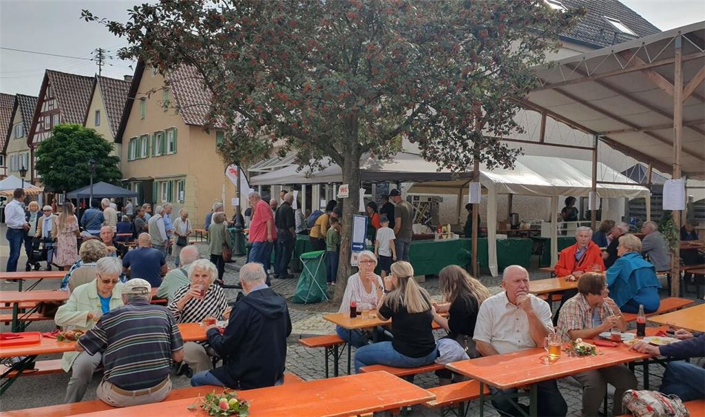 Bereits zur Mittagszeit sind die Tische und Bänke bei der Metzgerei Dobler gut gefüllt. Fotos: Schröder
