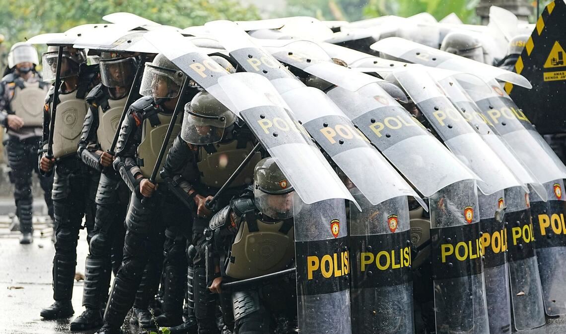 Bilder des Tages Bereitschaftspolizisten im Einsatz während Protesten in Indonesien.