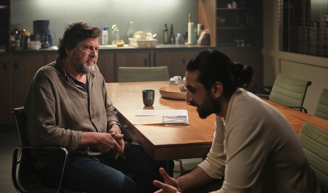 Berg findet allmählich Zugang zu Ramin Taremi (Omid Memar).