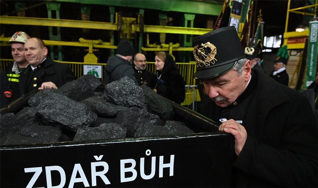 Bergleute bringen die symbolische letzte Lore an die Oberfläche.