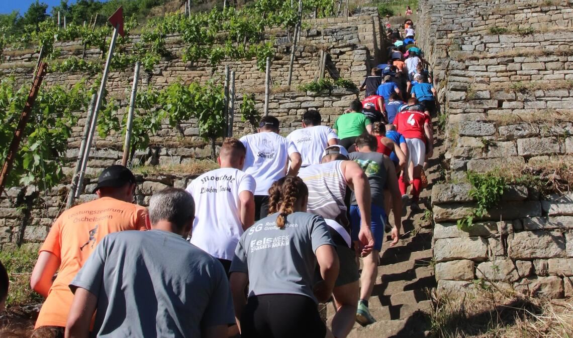 Wenn die Weinberg-Landschaft zur Sportarena wird „Bergsteigen“ beim Stäffele-Teamlauf.