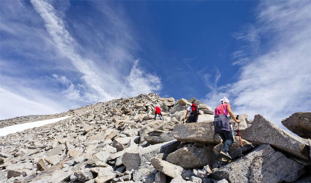 Bergsteiger beim Aufstieg zur Vertainspitze im Ortlergebiet (Symbolbild): Das Unglück ereignete sich am 1. November kurz vor 16 Uhr in der Nordwand unterhalb des Gipfels auf etwa 3200 Metern Höhe. Die Deutschen waren dort nach jüngsten Angaben der Bergwacht in drei Gruppen unterwegs. Eine Dreiergruppe und zwei Zweiergruppen.