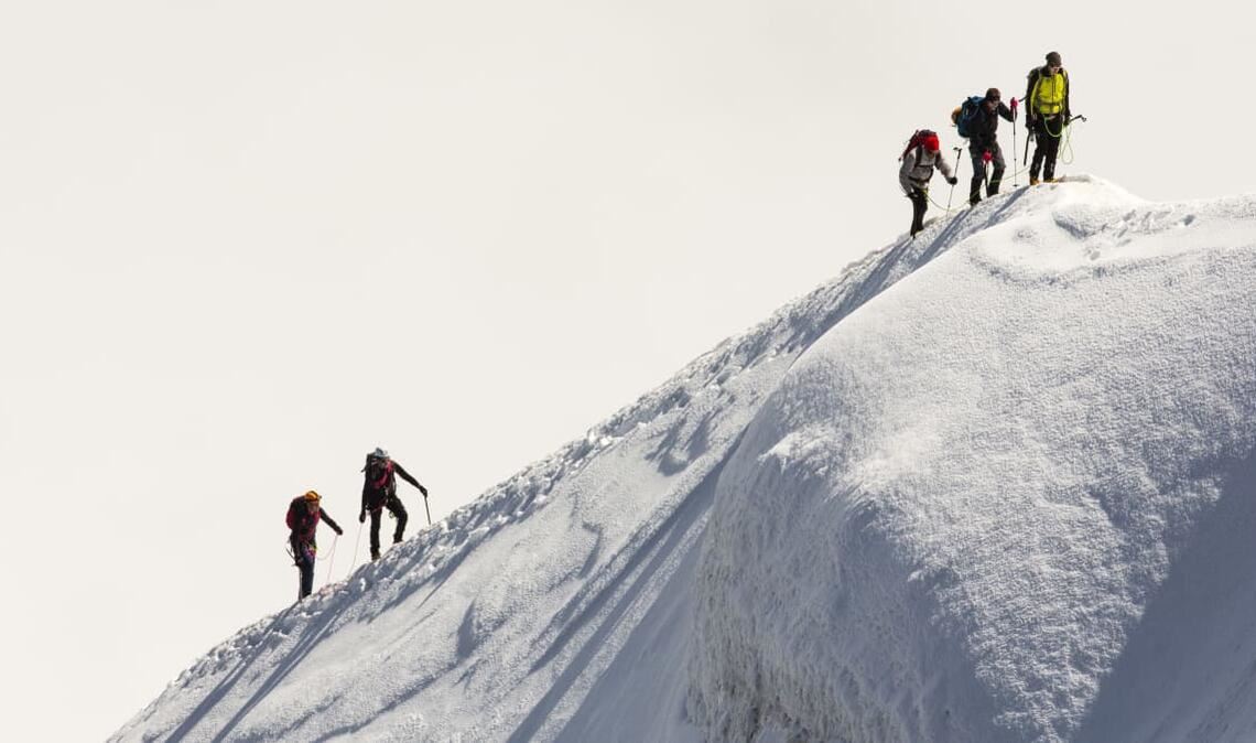 Bergsteiger passieren einen Grat vom Vallee Blanche zum Aiguille Du Midi bei Chamonix, France.  