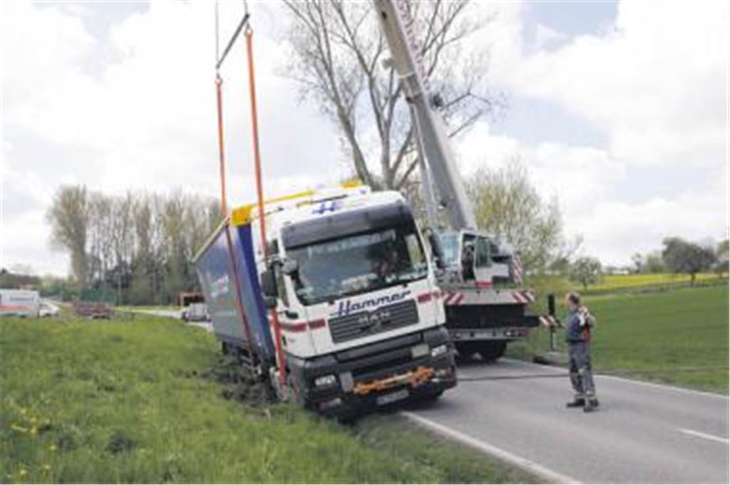 Bergung einer 20-Tonnen-Last: Spezialisten befreien einen Sattelzug bei Ötisheim aus seiner Schieflage. Der Lkw steckte nach einem Ausweichmanöver in der Wiese fest. 
Foto: Disselhoff