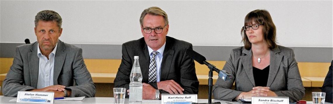 Berichten vom schnellen Ermittlungserfolg der Polizei (v. li.): Stefan Hammer, Leiter des Kriminalkommissariats Pforzheim, Karl-Heinz Ruff, Leiter der Kriminalpolizei des Präsidiums Karlsruhe, und Sandra Bischoff, leitende Oberstaatsanwältin der Staatsanwaltschaft Pforzheim. Fotos: Goertz