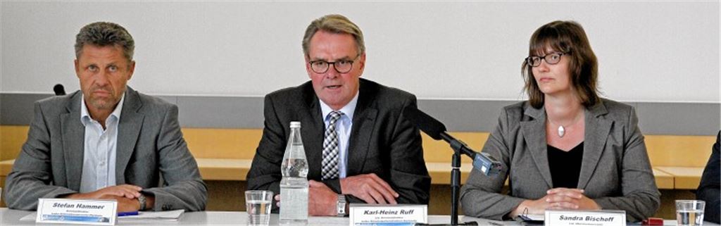 Berichten vom schnellen Ermittlungserfolg der Polizei (v. li.): Stefan Hammer, Leiter des Kriminalkommissariats Pforzheim, Karl-Heinz Ruff, Leiter der Kriminalpolizei des Präsidiums Karlsruhe, und Sandra Bischoff, leitende Oberstaatsanwältin der Staatsanwaltschaft Pforzheim. Fotos: Goertz