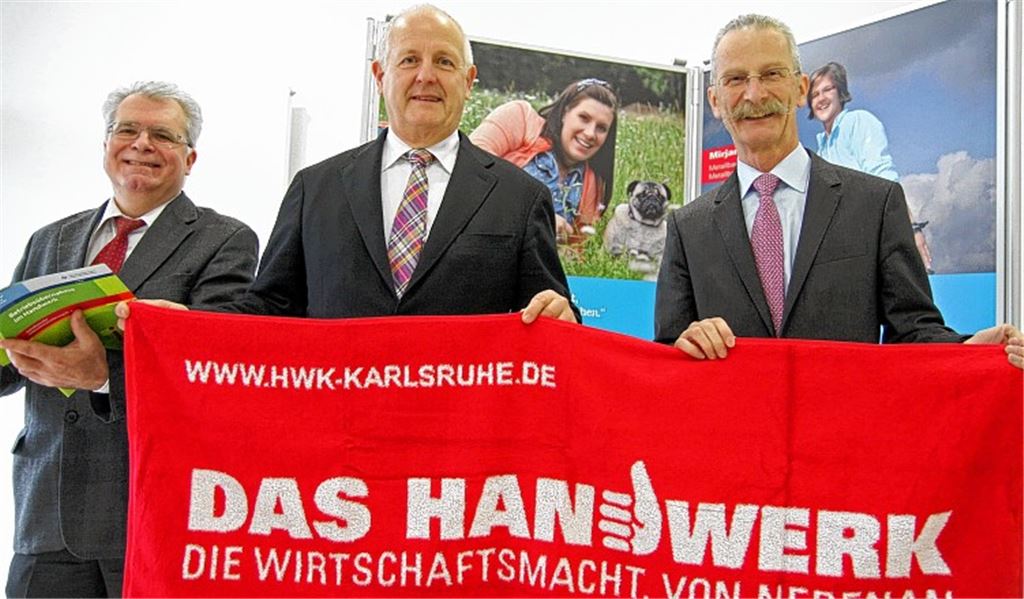 Berichten von einer guten Konjunktur im Handwerk (v. li.): Hans-Günter B. Engelsberger, Leiter der Außenstelle der Handwerkskammer Pforzheim, Joachim Wohlfeil, Geschäftsführer der Handwerkskammer Karlsruhe, und Gerd Lutz, Hauptgeschäftsführer der Handwerkskammer. Foto: Goertz