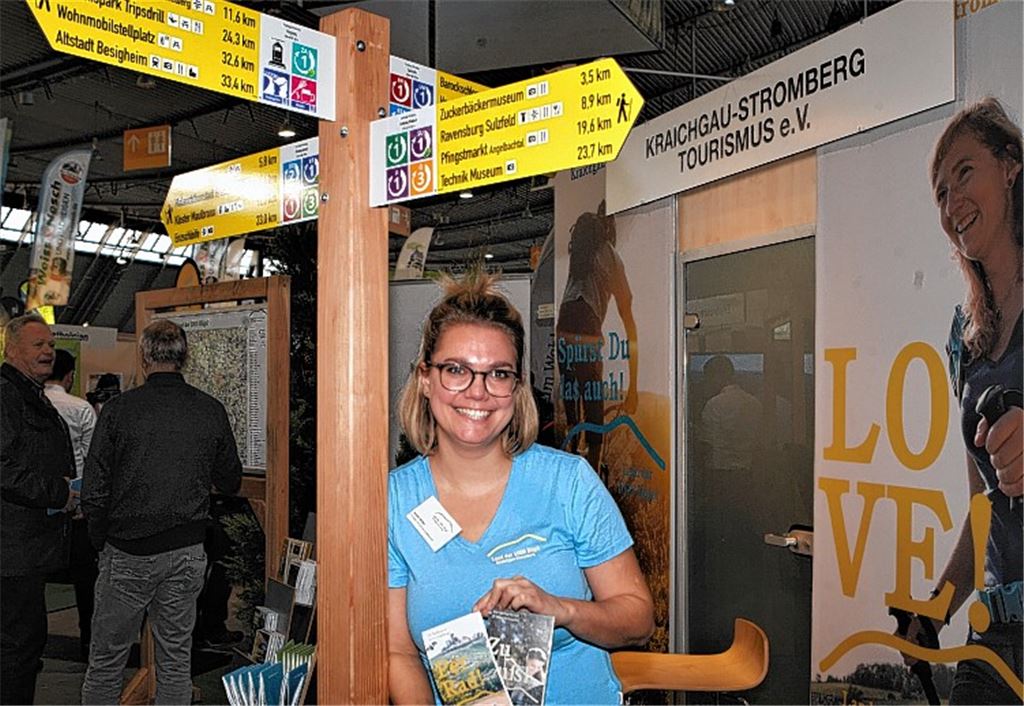 Berichtet zum Auftakt der CMT von einer starken Nachfrage der Besucher nach Wander- und Radkarten aus der Region: Janine Müller vom Kraichgau-Stromberg-Tourismus .Jürgen Keller