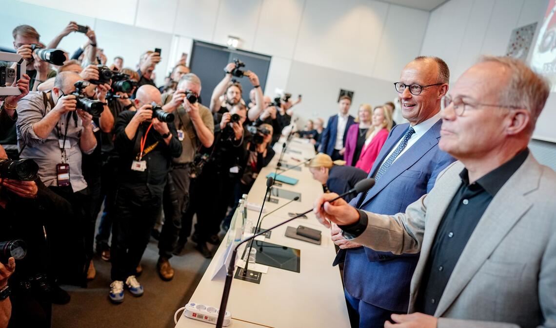 Berlin: Kanzler trifft SPD-Fraktion - Merz und Miersch bei der Sitzung im Bundestag