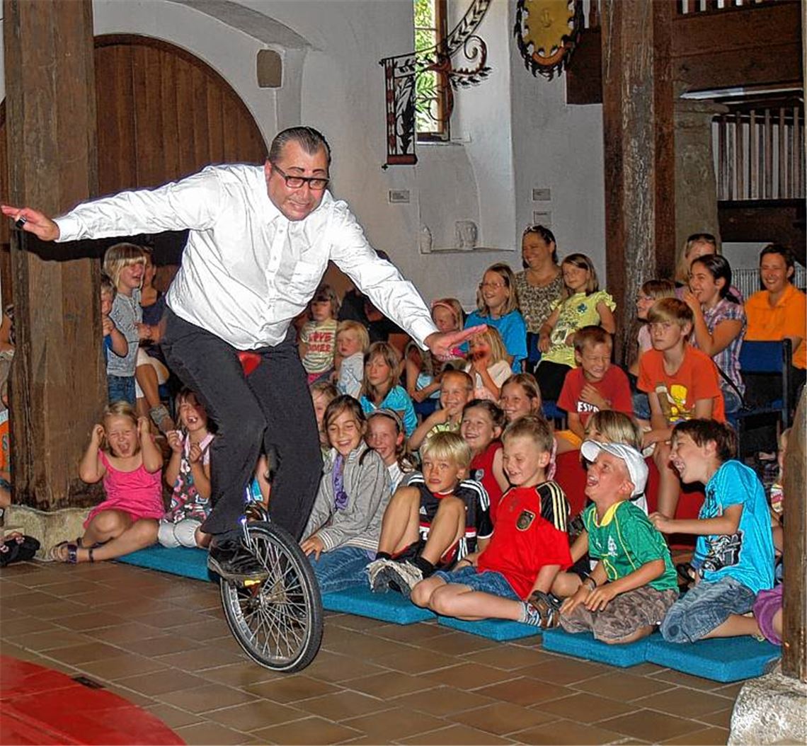 Berliner Wirbelwind in der Mühlacker Kelter: Nach Anfangsschwierigkeiten kommt der Clown auf dem Einrad richtig gut in den Tritt. Die Ein-Mann-Show von Wolfgang Schneller sorgt hingegen gleich von der ersten Sekunde an für eine ausgelassene Stimmung im Publikum. 