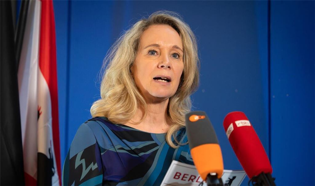 Berlins Kultursenatorin Sarah Wedl-Wilson (parteilos) zieht die Konsequenzen aus Kritik an ihrem Verhalten bei der Vergabe von Fördermitteln.