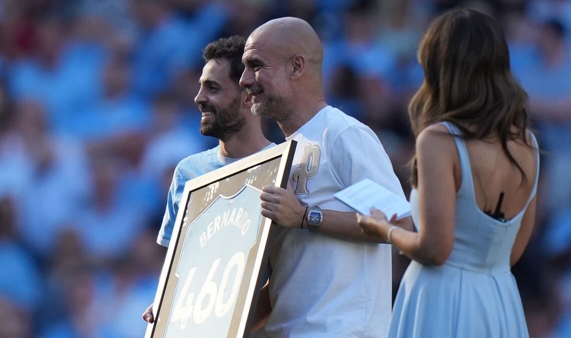 Bernardo Silva (l) und Trainer Pep Guardiola während einer Zeremonie nach ihrem letzten Spiel für Manchester City.