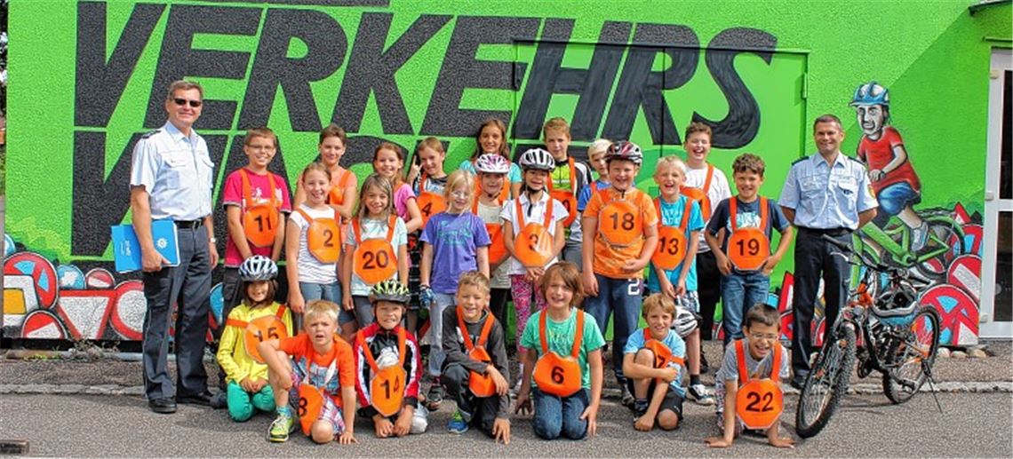 Bernd Becker (li.) und Raimund Bauer (re.) erklärten gestern beim Kinderferienprogramm zweieinhalb Stunden lang alles zum Thema Verkehrssicherheit auf dem Fahrrad.