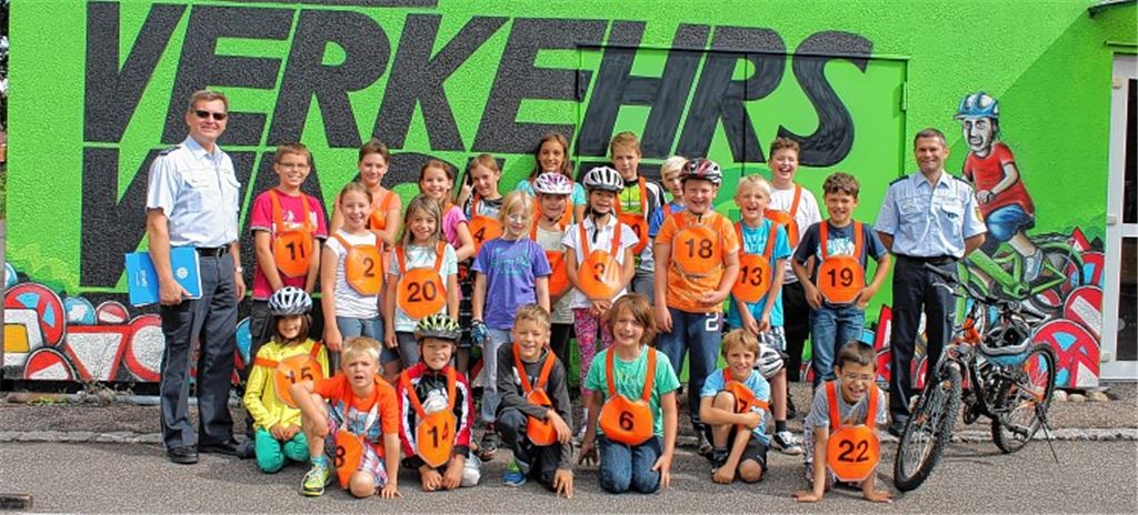Bernd Becker (li.) und Raimund Bauer (re.) erklärten gestern beim Kinderferienprogramm zweieinhalb Stunden lang alles zum Thema Verkehrssicherheit auf dem Fahrrad.