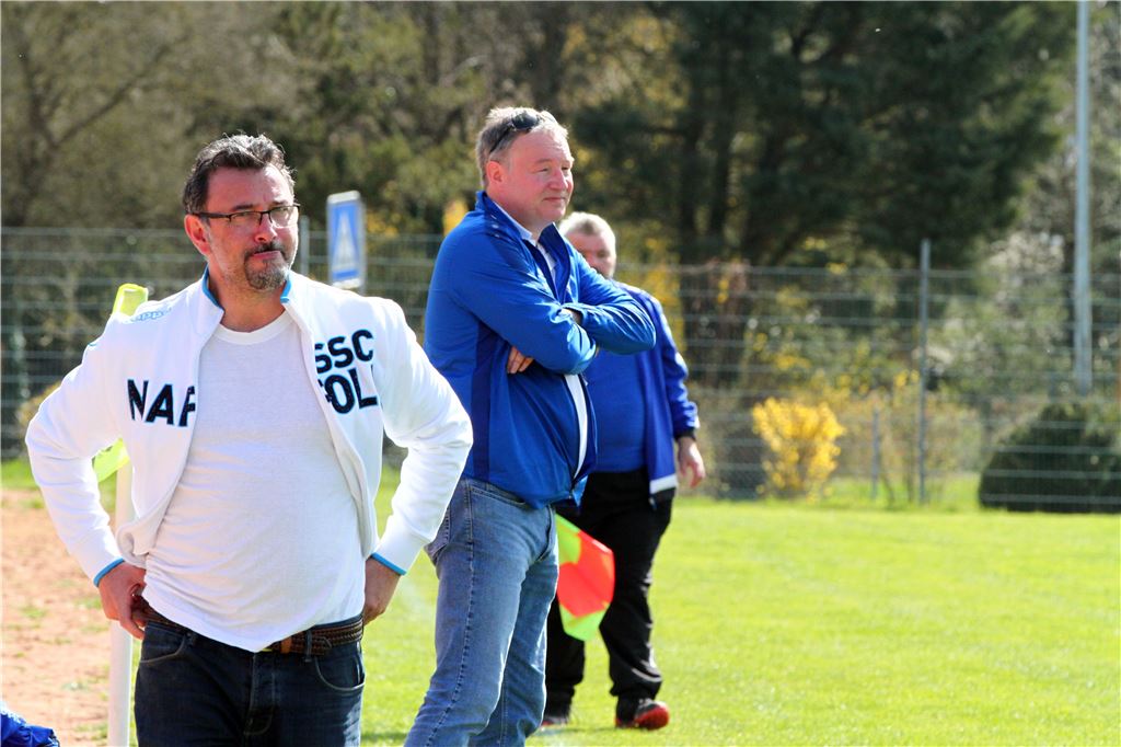 Fußball, Kreisklasse A1: FV Lienzingen (gelb) - Viktoria Enzberg (blau)