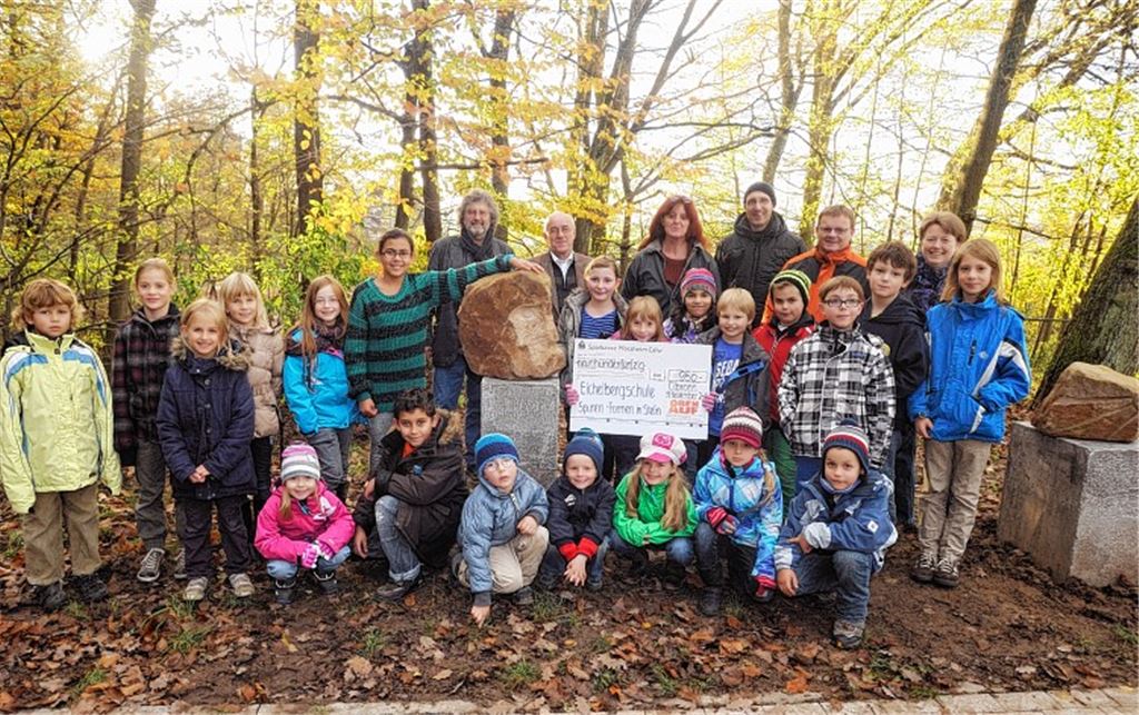 Bernd Dennig, Helmut Wagner, Rita Armbruster und der Elternbeiratsvorsitzende Norman Tank (hinten v. li.) sind fasziniert von den Steinarbeiten der Eichelbergschüler. Foto: Fotomoment