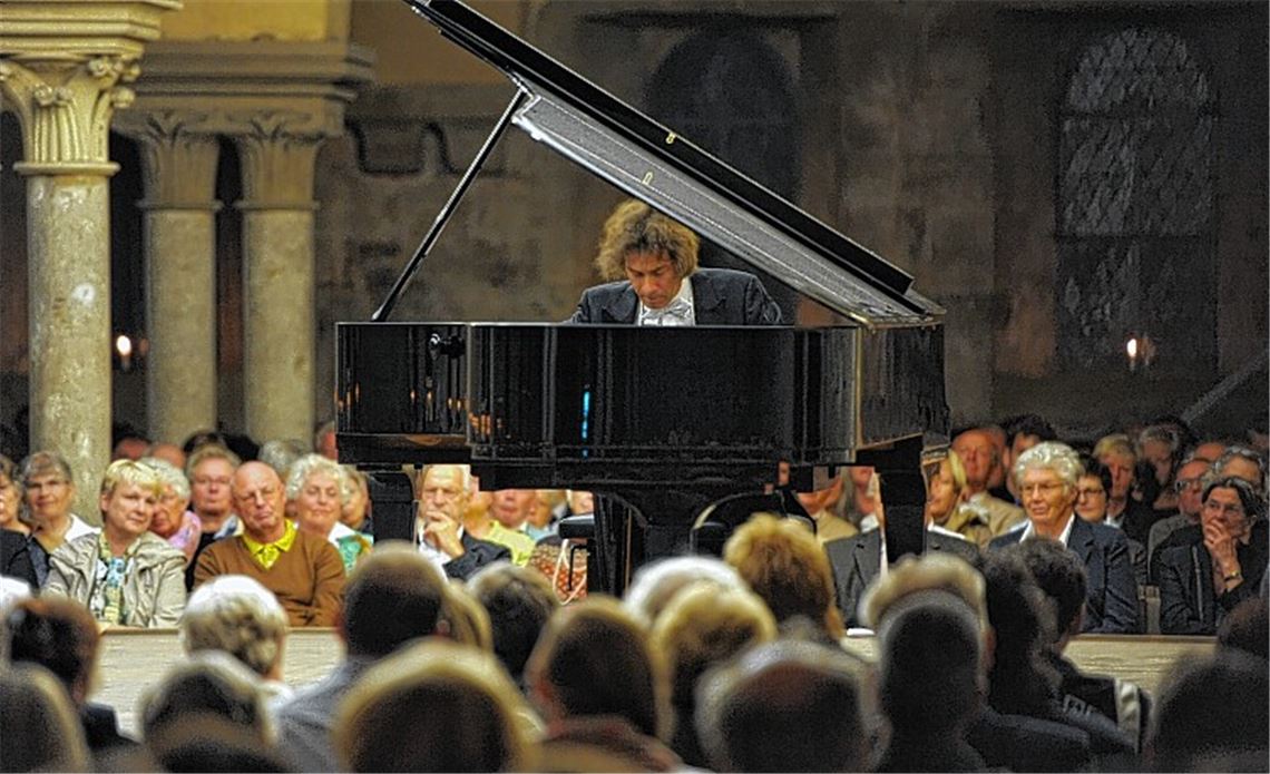 Der Klaviermagier und sein Wohnzimmer Der Klaviermagier und sein Wohnzimmer