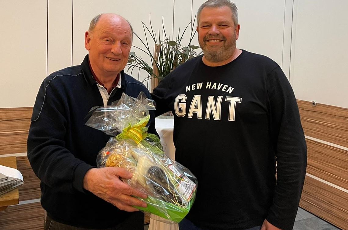 Mitglieder überraschen
den Vereinschef Bernd Knapper, der bei den Herren 65 des TC Ötisheim spielt, bedankt sich beim Vorsitzenden Uli Common (re.) für sein Engagement in den letzten 20 Jahren. Foto: privat