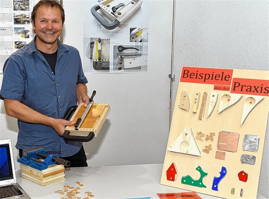 Bernd Kühlwein präsentiert seinen „Arretor“, mit dem man an der Ständerbohrmaschine unregelmäßige Werkstücke leichter bearbeiten kann.
