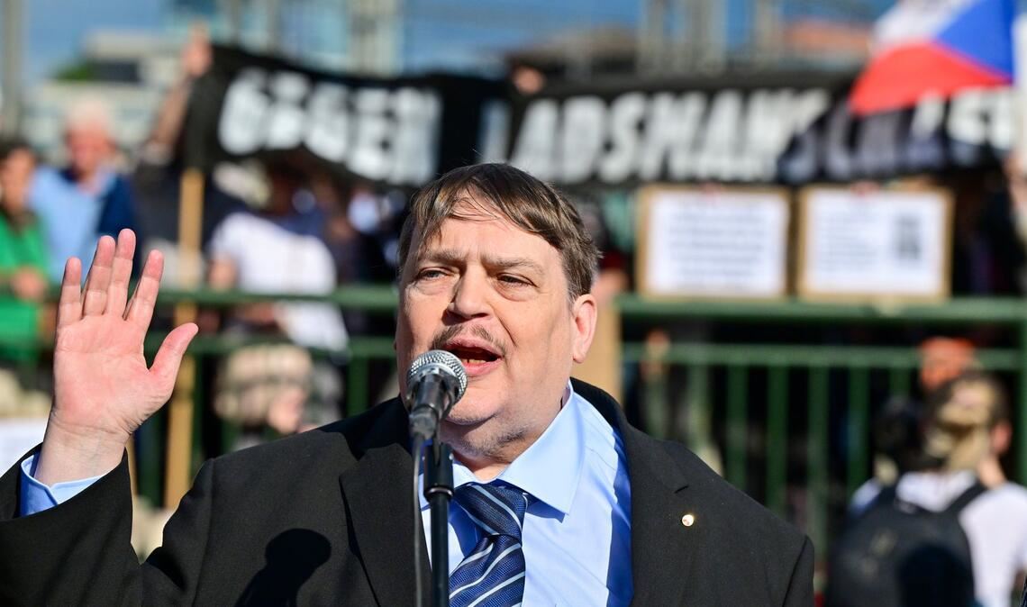 Bernd Posselt von der Sudetendeutschen Volksgruppe spricht bei der Gedenkfeier für die Opfer des Holocaust an dem Ort, von dem aus die jüdischen Transporte aus Brünn abfuhren.