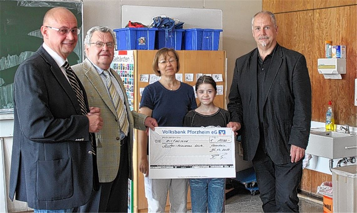 Bernd Renz und Gerhard Vollmer von der Neuapostolischen Kirche Wiernsheim/Friolzheim übergeben einen Spendenscheck an Lehrerin Renate Wollinger mit Schülerin Alisia und den Rektor der Gustav-Heinemann-Schule, Roger Schreiber (v. li.). Foto: privat