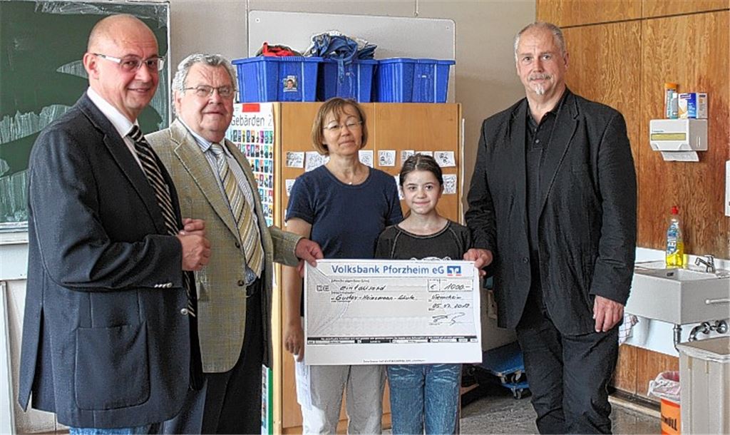 Bernd Renz und Gerhard Vollmer von der Neuapostolischen Kirche Wiernsheim/Friolzheim übergeben einen Spendenscheck an Lehrerin Renate Wollinger mit Schülerin Alisia und den Rektor der Gustav-Heinemann-Schule, Roger Schreiber (v. li.). Foto: privat