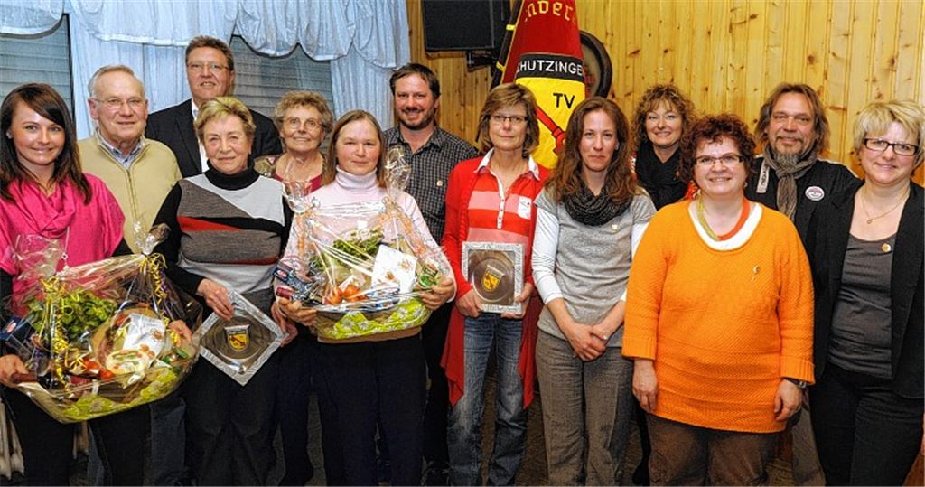 Bernd Schaßberger (3. v. li.) und Siggi Nonnenmann (2. v. re.) ehren Mitglieder des TV Schützingen für Vereinstreue und Vereinsengagement.  Foto: Fotomoment