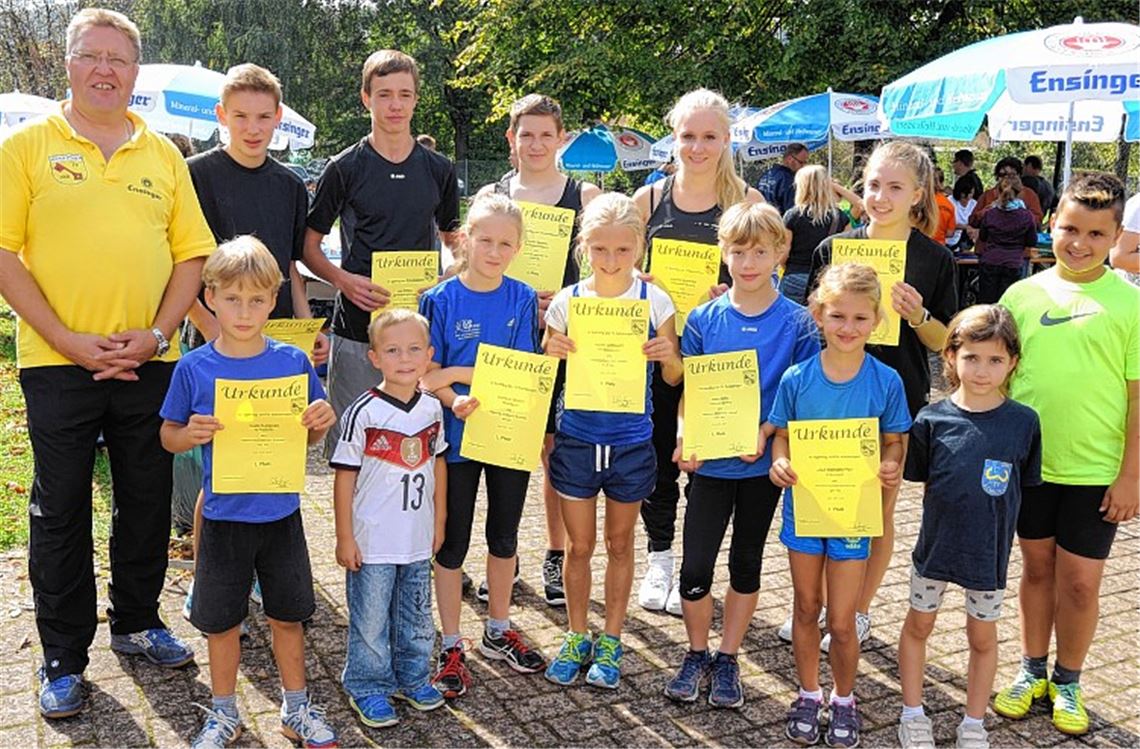 Bernd Schaßberger (li.) gratuliert dem Nachwuchs des eigenen Vereins für Siege in ihren Altersklassen.