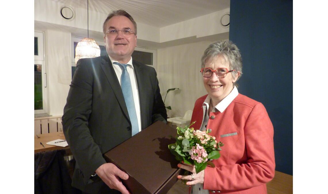 Bernd Vogt bedankt sich bei Waltraud Piechatzek für 16 Jahre im Amt der Schatzmeisterin der örtlichen Union. Foto: privat